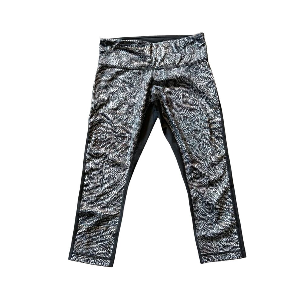 Lululemon silver black pebbled cropped leggings cute print on front sz 4